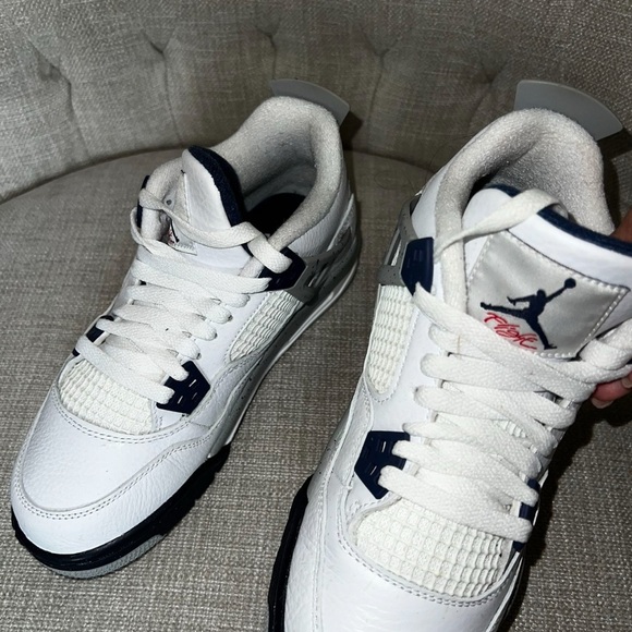 JORDAN 4 MIDNIGHT NAVY’ SIZE 5Y COMES WITH ORIGINAL BOX!!!